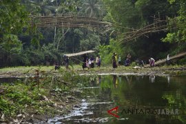 Jembatan gantung roboh