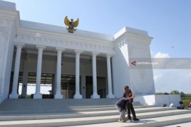 Asyiknya Swafoto di Kantor Desa Ala Istana Merdeka di Jember (Video)