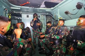 Pendaratan Marinir Terhalang Ombak