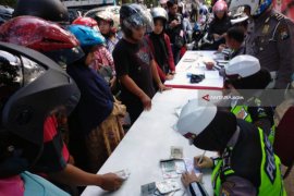 Polisi Wajibkan Pengendara Cantumkan Nomor Telepon Seluler dan Email