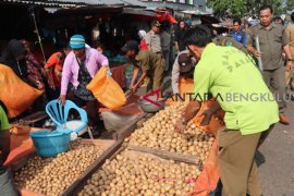 Petugas gabungan tertibkan PKL Pasar Atas Curup