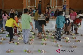Pengungsi Gunung Agung keluhkan bantuan makanan