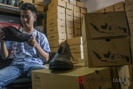 Produksi sepatu sovenir Asian Games