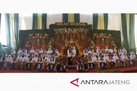 Kejati Jateng nikahkan massal 21 pasangan