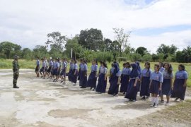 SMP Doda dapat materi baris-berbaris dari TMMD