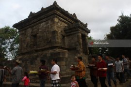 Tradisi Tumpengan Candi Badut