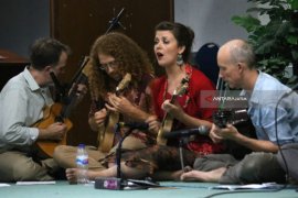Hannah Standiford Suarakan Langgam Keroncong (Video)