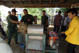 Babinsa and ULM students train farmers to make organic fertilizer