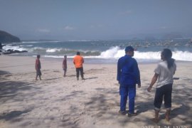 Tembok Mushala Rusak Akibat Diterjang Banjir Rob di Pesisir Selatan Jember