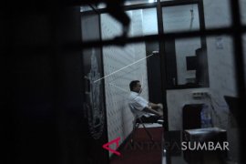 Terkait gratifikasi, KPK resmi tahan gubernur Aceh