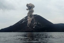Gunung anak Krakatau di Selat Sunda alami gempa tremor menerus