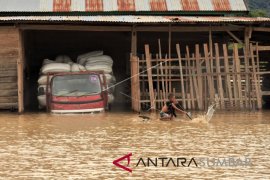 BANJIR SEMBILAN DESA TERISOLIR Page 1 Small