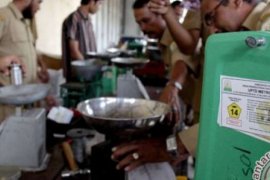 Dinas Perdagangan dan Perindustrian Bengkalis Tera Ulang Timbangan Empat Pasar