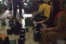 Disperindag Tera Ulang Alat Ukur Timbang Sejumlah Pasar di Inhil, Begini Hasilnya