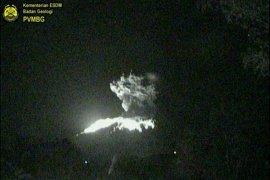Gunung Agung keluarkan lava pijar 1,5 kilometer