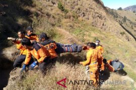 EVAKUASI JENAZAH PENDAKI GUNUNG RINJANI Page 1 Small