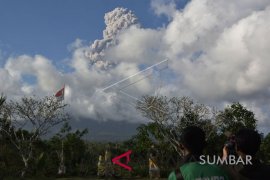 LETUSAN GUNUNG AGUNG