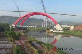 "Cross girder" Jembatan Kalikuto putus, evakuasi tunggu alat berat