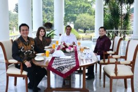 Jokowi jamu Ketum Perindo, PKPI dan PSI soto daging di Istana Bogor