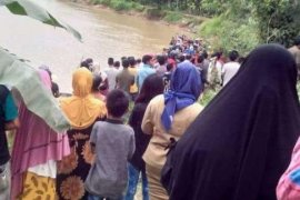 Mobil Travel Padang-Tembilahan Terperosok ke Sungai Indragiri, 2 Tewas Terperangkap Air