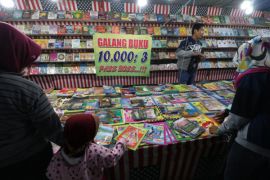 Obral Buku Di Pasar Rakyat