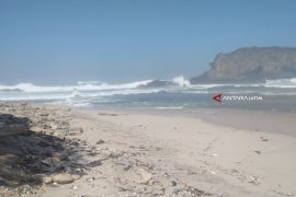 Ombak Tinggi, Kunjungan Wisatawan ke Pantai Papuma Menurun