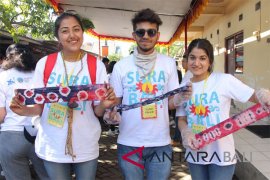 Mahasiswa asing belajar membatik "SuraBali"