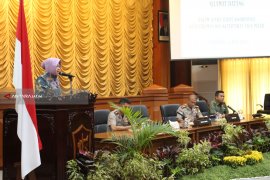 Risma Gelar Rapat Tiga Pilar Cegah Terorisme di Surabaya