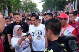 Presiden bersama warga Makassar jalan sehat