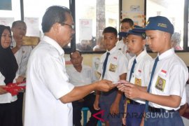 Pemkab Nias berikan beasiswa siswa berprestasi