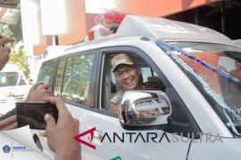 Pemkot Kendari serahkan ambulance untuk 11 puskesmas