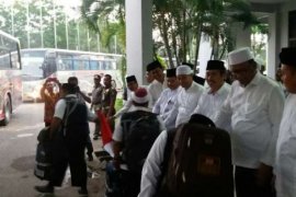 Syamsuar dan Suyatno Sama-Sama Melepas 450 Jamaah Calon Haji dari Batam ke Mekkah