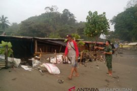 Puluhan warung Cisolok rusak diterjang gelombang pasang