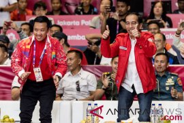 Nonton badminton, Jokowi kembali bergoyang "dayung" di Istora