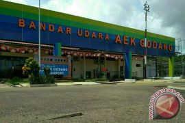 Penurunan 50 persen penumpang akibat kenaikan harga tiket