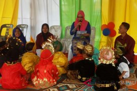 Istri wabup mendongeng