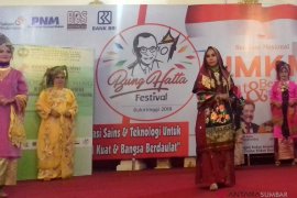 Fashion show baju kuruang basiba lestarikan budaya Minang