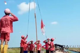 Peringati HUT RI relawan pemadam Daha kibarkan bendera