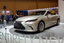 Pertama di Asia Tenggara sedan hibrid Lexus New ES dibandrol Rp1,15 miliar