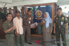 Razia PKL Kasatpol PP HSS aksi simpatik borong dagangan pedagang