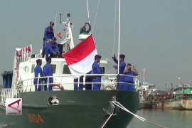 Polisi & Nelayan peringati hut RI di atas perairan Bojonegara