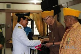 Wagub Babel serahkan santunan kepada pejuang kemerdekaan
