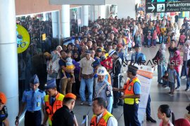 Warga antre naik LRT di bandara Page 1 Small