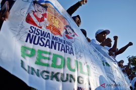 BUMN Hadir - Peserta SMN kampayekan pengurangan sampah plastik