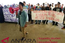 Mahasiswa tagih janji dewan kasus kampus UIT