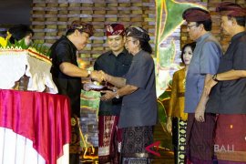 Mantan Bupati Jembrana terima tumpeng puncak peringatan HUT Kota Negara