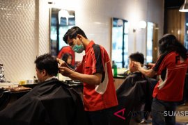 Pelayanan premium di "F1 Barbershop"