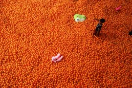 Berswafa foto di kolam bola terbesar di Bandung