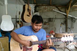 Pemuda Siantar produksi gitar akustik