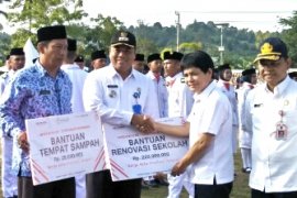 Dirut Pupuk Indonesia Serahkan Bantuan Sebatik